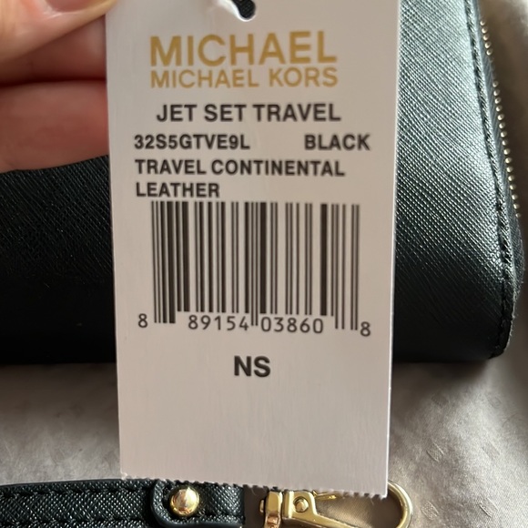 MICHAEL KORS CONTINENTAL WRISTLET - Picture 2 of 11